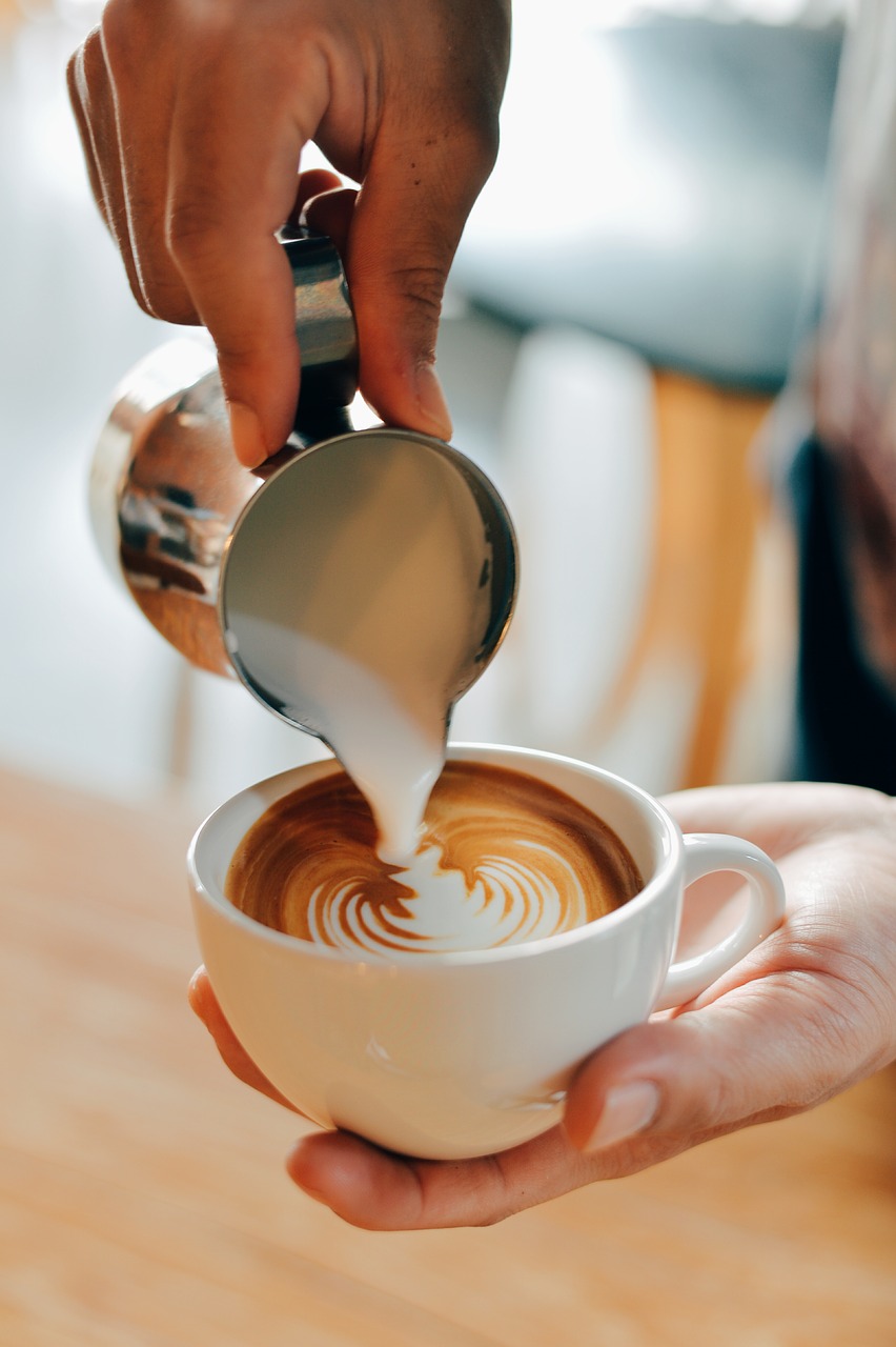 Die perfekte Milch im Kaffee und Tricks beim Milchgießen - Kaffeesolo Blog