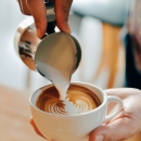 Die perfekte Milch im Kaffee und Tricks beim Milchgießen